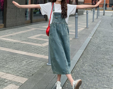 高级感圆领2024年新款休闲吊带牛仔背带裙...