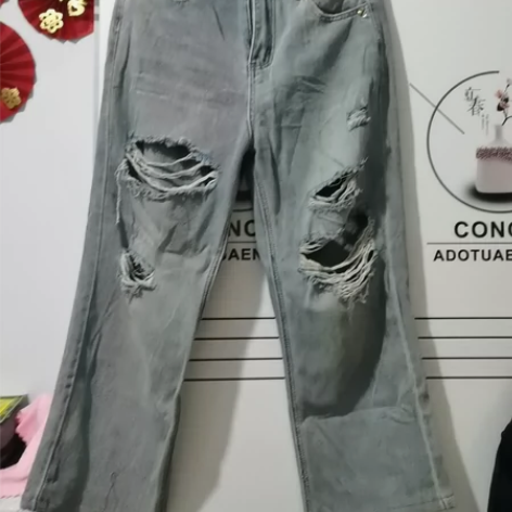 破洞牛仔裤 感兴趣的话点“我想要”和我私聊...