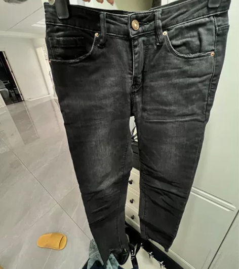 花匣子家黑色牛仔铅笔裤 感兴趣的话点“我想...