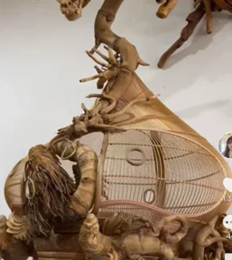 出一款精致的木雕艺术品，由知名品牌打造。这...