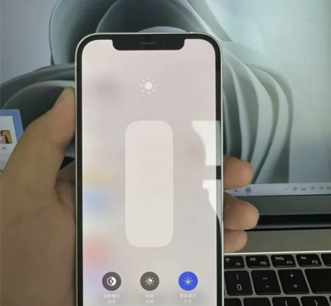 自用置换下来的12白色 国行128G 外观...