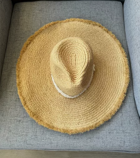 草帽一顶 出去玩用过两次 几乎全新