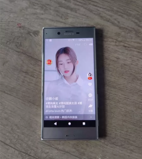 索尼手机一部，32g内存，看视频听音乐拍照...