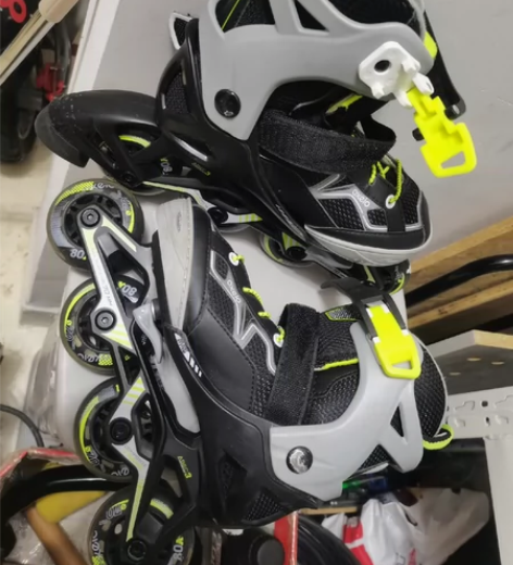 迪卡侬买的旱冰鞋，孩子学习滑的时候摔了一下...