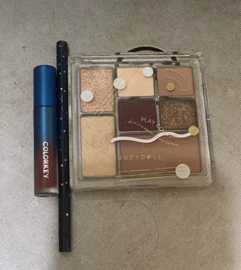 橘朵眼影盘 状态好 只有白色用的多 其余几...