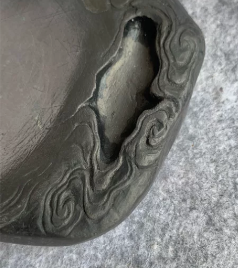 清云纹坑仔端砚，云纹雕刻极好，层层叠叠，与...