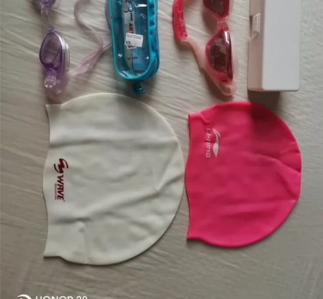 游泳装备，泳镜和泳帽。全新没用过。图2带近...