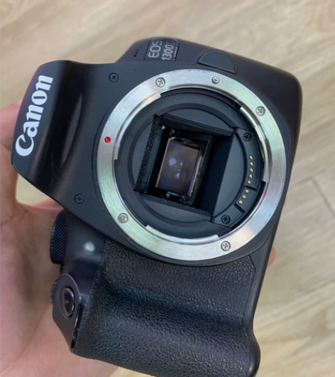 佳能1300Ｄ 成色如图 功能正常 有小磕...