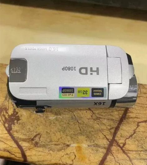 出一款白色数码相机，。相机外观时尚，拥有1...