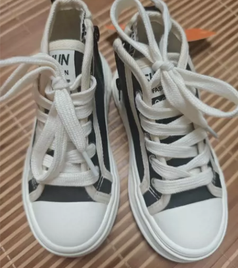 品牌童鞋蜡比小星高帮童鞋，有侧拉链 26码...