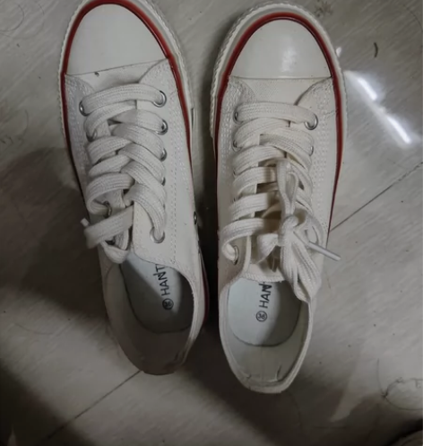 出HANTIAN品牌的白色帆布鞋，款式为经...