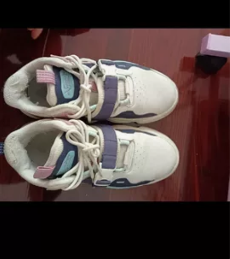 放那也是闲置 牌子好像是特步的