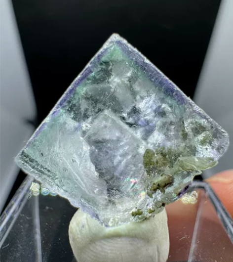 瑶岗仙萤石 包裹体很不错的一颗，包裹了绿泥...