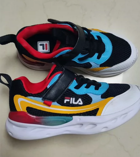 29码斐乐童鞋，夏天穿的网眼鞋，鞋头有点磨...