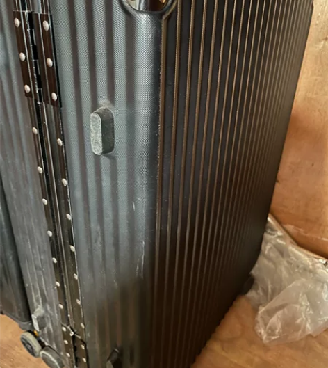 行李箱，有瑕疵，表面不影响26寸，黑色，买...