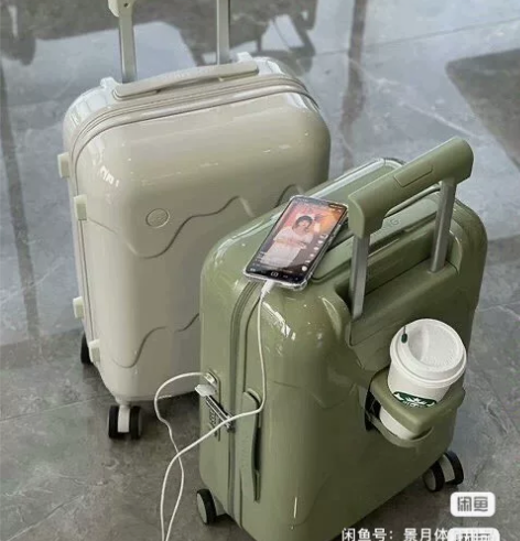 闲置行李箱一个绿色一个暗红色的！两个黑色帆...