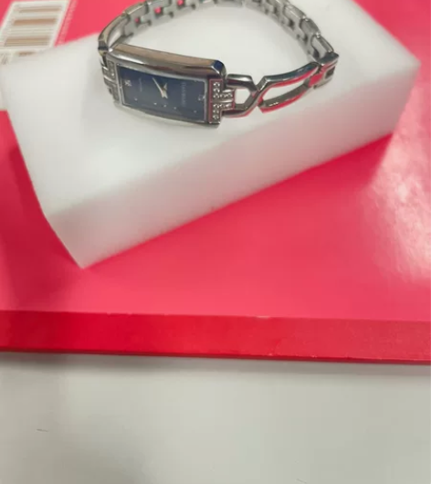 闲置原装天王女表,正常走时,精准。方形镶钻...