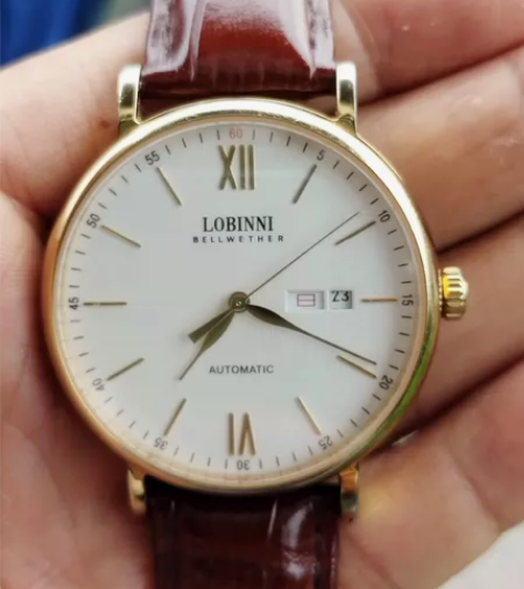 收到的，罗宾尼手表正常走时不保精准。后盖掉...