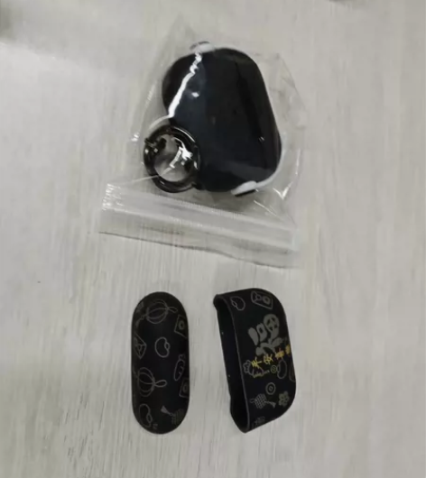 iPhone15pm四个手机壳?5张闪魔贴...