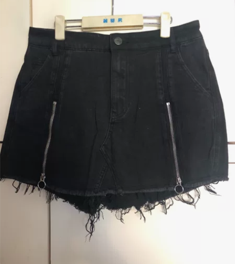 拉夏贝尔旗下拉贝缇品牌女装黑色牛仔短裤M码...