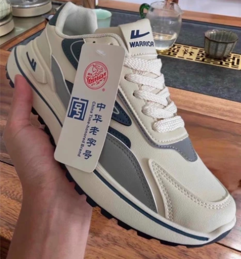 亏本处理，店里不干了急出，全新包邮男运动鞋...