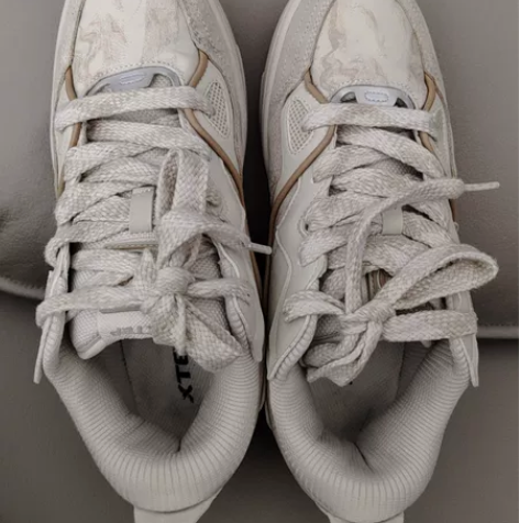 特步王鹤棣同款面包鞋42码 很轻便，穿着很...