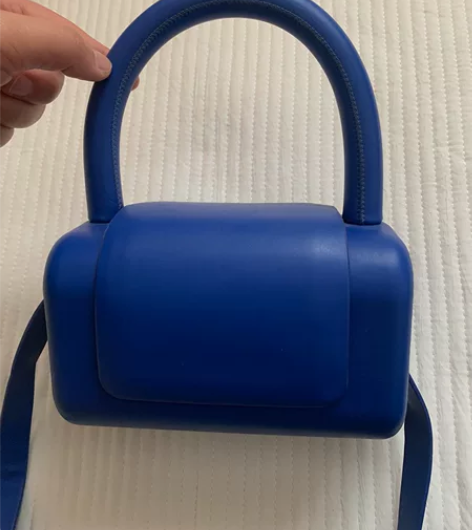 商场购入克兰茵兰色包包，跟吉良吉吉那款很像...