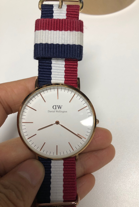 DW时尚简约手表，表面有一道划痕，不退不换...