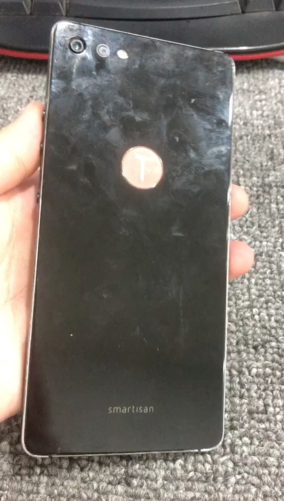 锤子坚果pro2特别版 6+64G 边框磨损