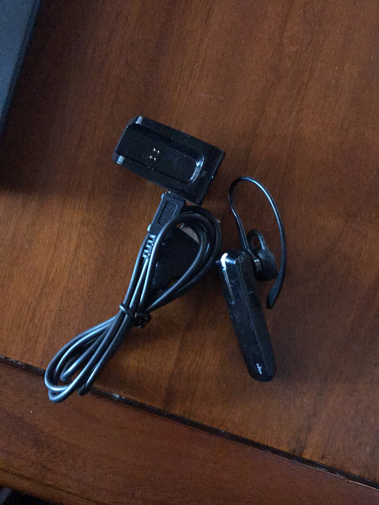 Ago V20蓝牙耳机一副,带usb充电器...