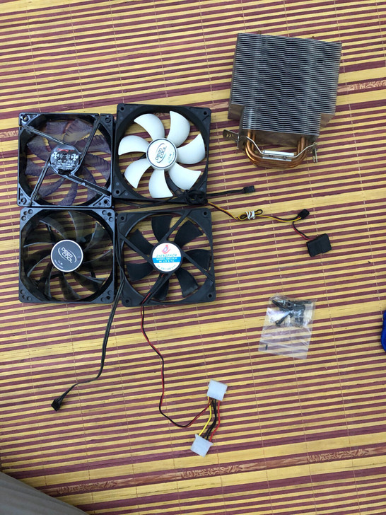 4个机箱12CM散热风扇，能正常使用。带八...