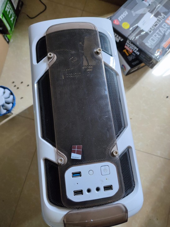 电脑机箱电源，机箱风扇一起给。