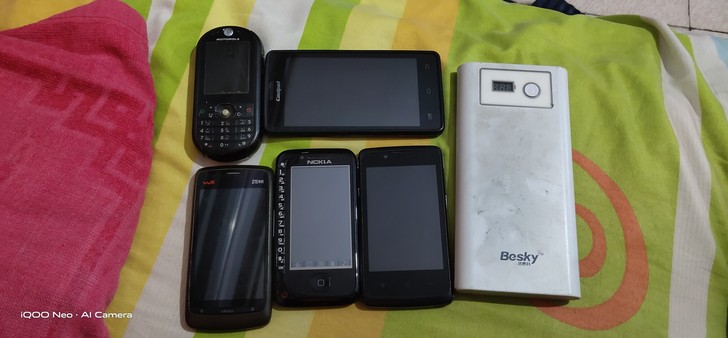 闲置手机，没牌子那个是个oppo，还有充电...