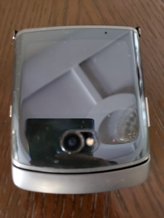 摩托罗拉刀锋，原装全套。右下角有小磕碰，轻...