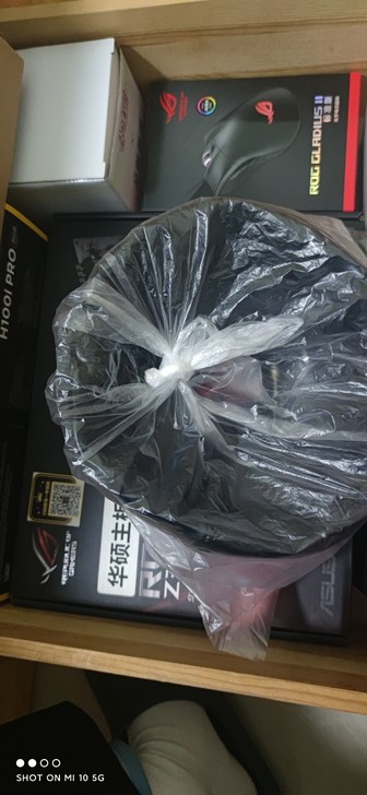 华硕rog足球，买笔记本抽奖抽到的