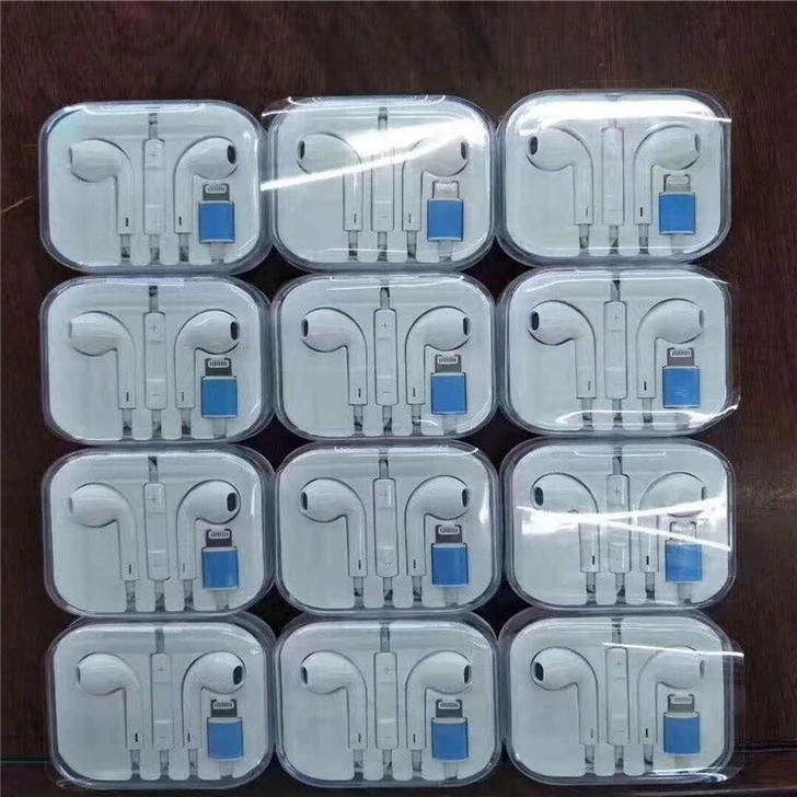 全新的入耳式耳机  9.9一个包邮，苹果华...