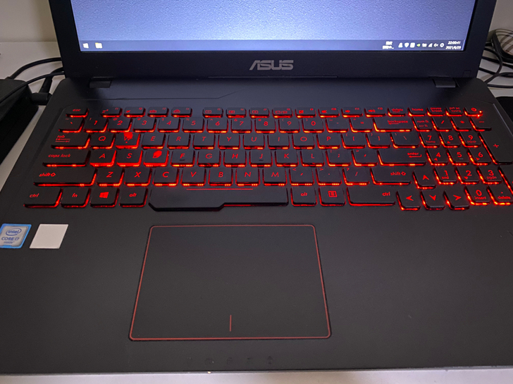 8成新华硕飞行堡垒fx53v游戏本， 吃鸡...