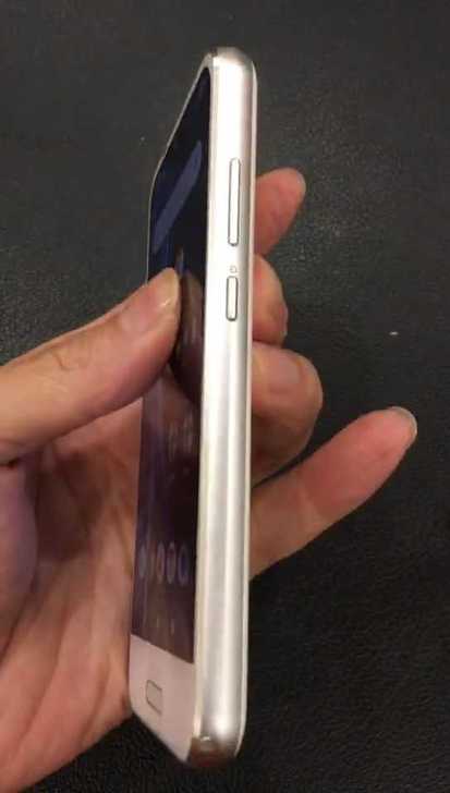 42 夏普RC AQUOS R Compa...