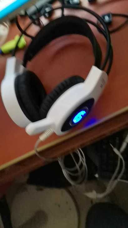 网吧关门，各种型号二手耳机出售，价格便宜，...