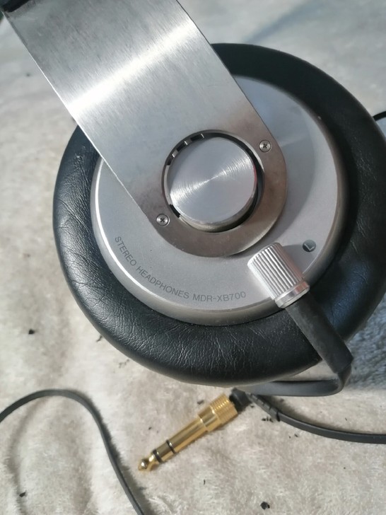 SONY索尼 MDR-XB700 头戴耳机。