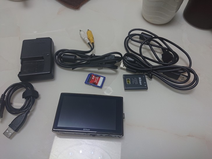 尼康，有喜欢收藏玩的联系，全套，正常。