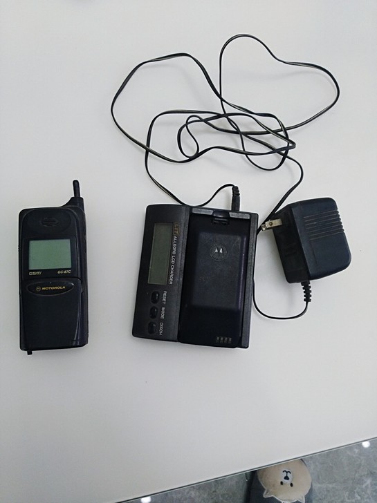 大哥大。摩托罗拉手机一部，正常使用的充电器...
