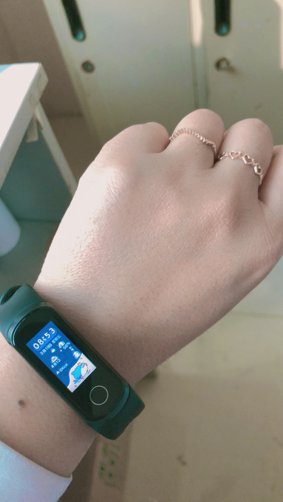 荣耀手环九九新 但是盒子没了