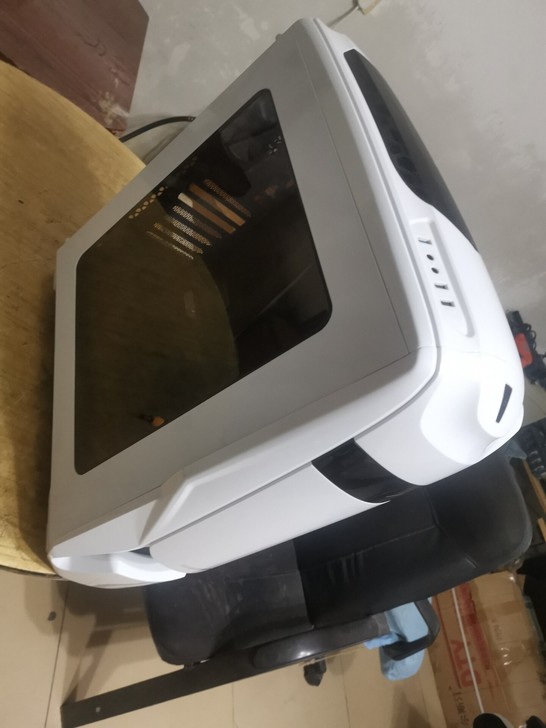 鑫谷机箱 前面有USB口，两个硬盘盒位，给...