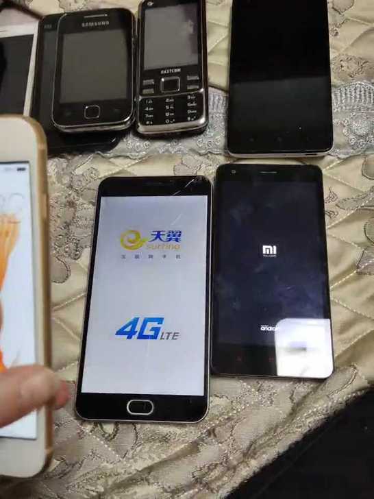 闲置老手机，打包卖了，可以开机的都是可以正...