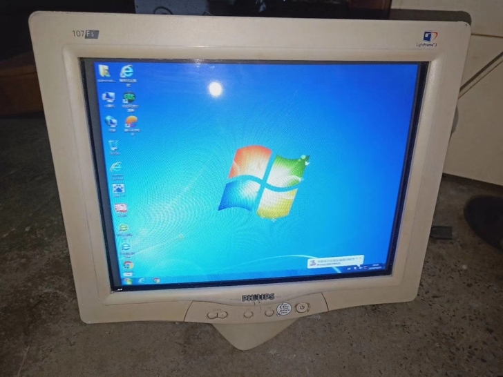 老式电脑显示器 大后背电脑显示器