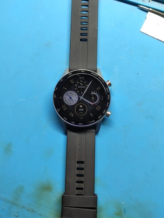 电子手表，可以接电话，生活放水，只有一处磕...