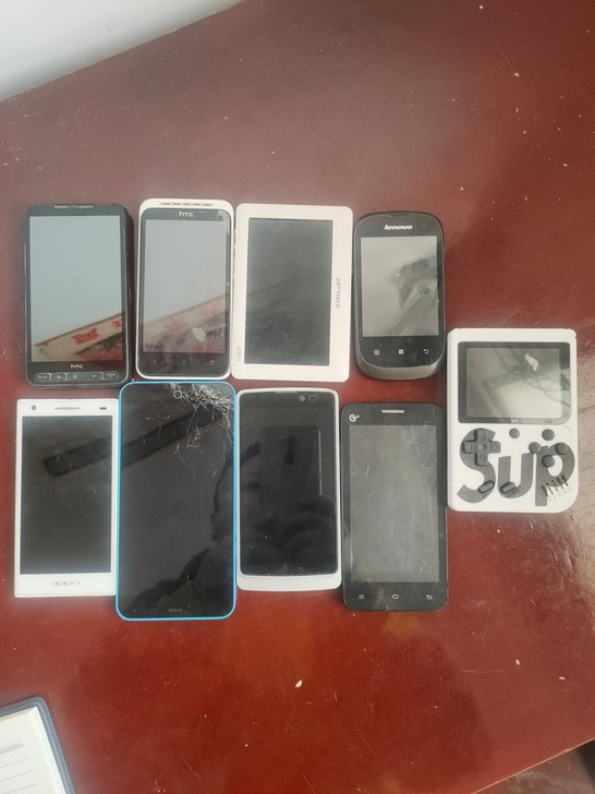 闲置手机7台，还有游戏机，MP4等，时间久...