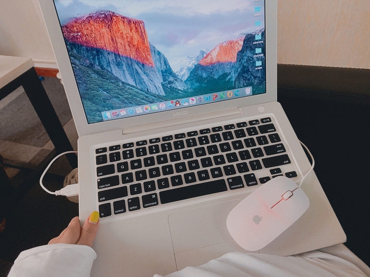 低价出售自己用的笔记本19年购买，女生自用...