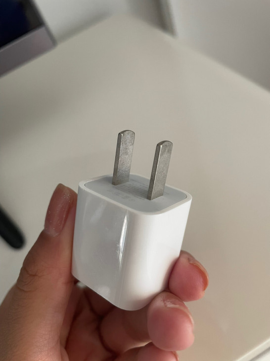 苹果原装充电头，适配器5w的。换手机了 用...